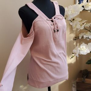 Long sleeve, cold shoulder ribbed top